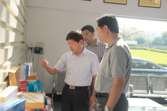 孙忠义董事长(右)陪同隋建波市长(左)参观公司展品展示厅.