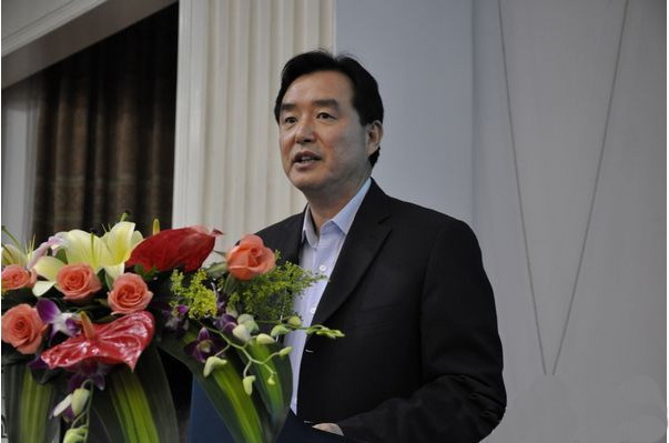 孙忠义董事长应邀 在论坛上发表演讲.